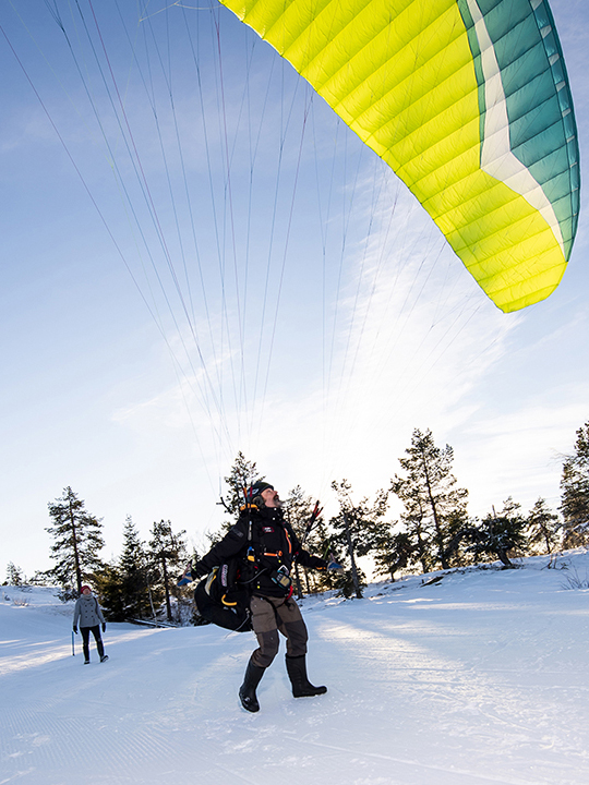 Frank med skärmflygningsutrustning