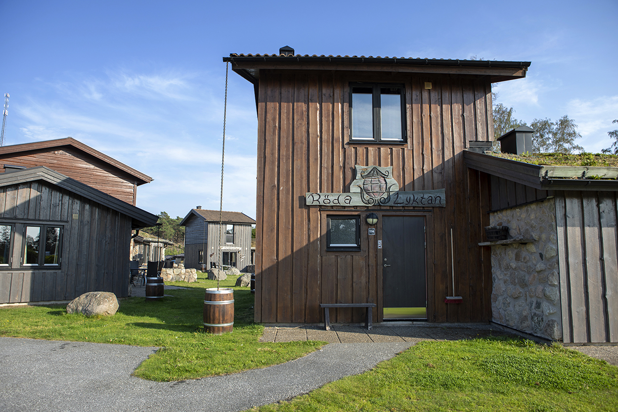 Bruna tematiserade stugor i Piratbyn på Daftö Resort