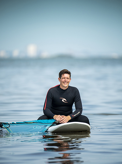 Billy med surfbräda på vattnet