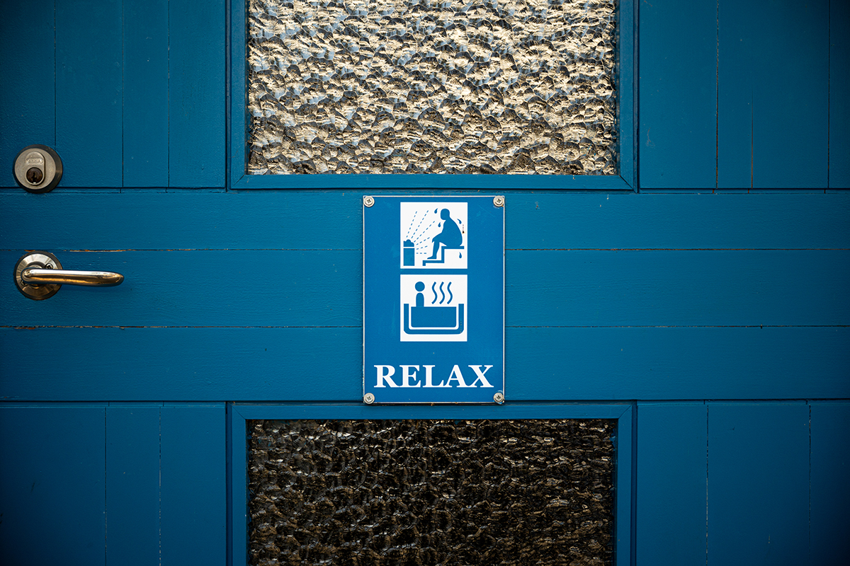 Den blå dörren in till relaxen, markerad med skylten ”Relax”