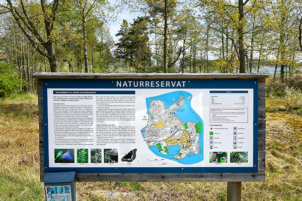 En skylt med information om naturreservatet